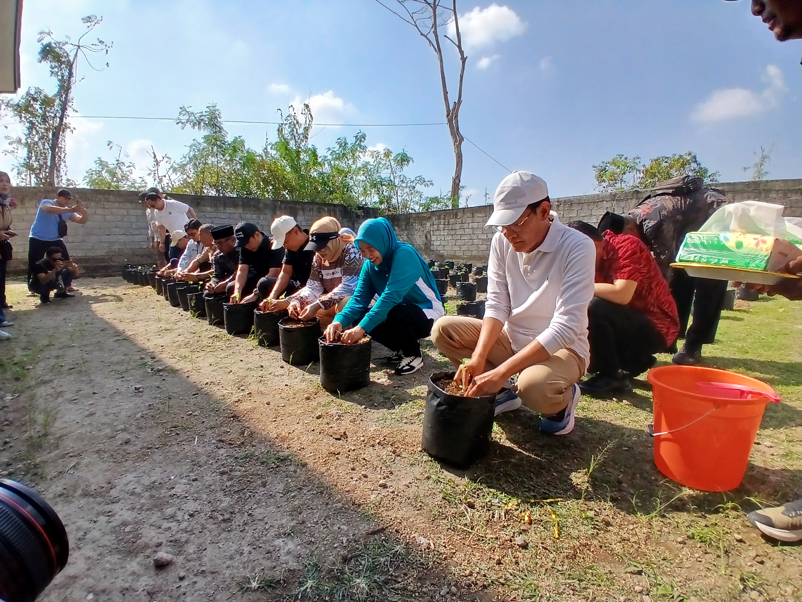 WAKIL BUPATI LOMBOK TENGAH LAUNCHING GERAKAN BESTI (BERSAMA SISWA TANAM CABAI ATASI INFLASI) DI SMPN 1 PRAYA TENGAH