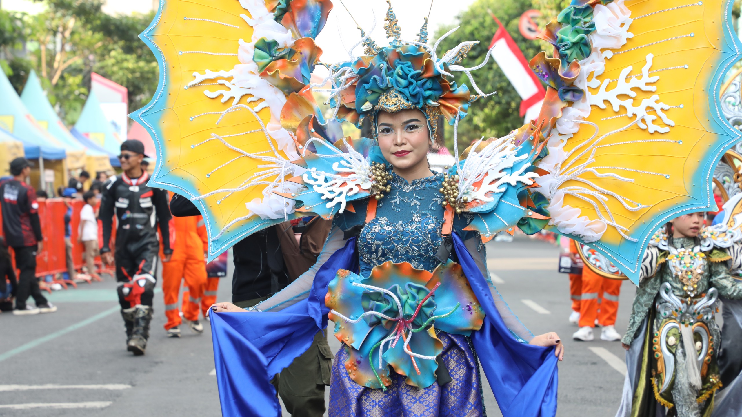 Kontingen Lombok Tengah Tampil Memukau di Jember Fashion Carnaval