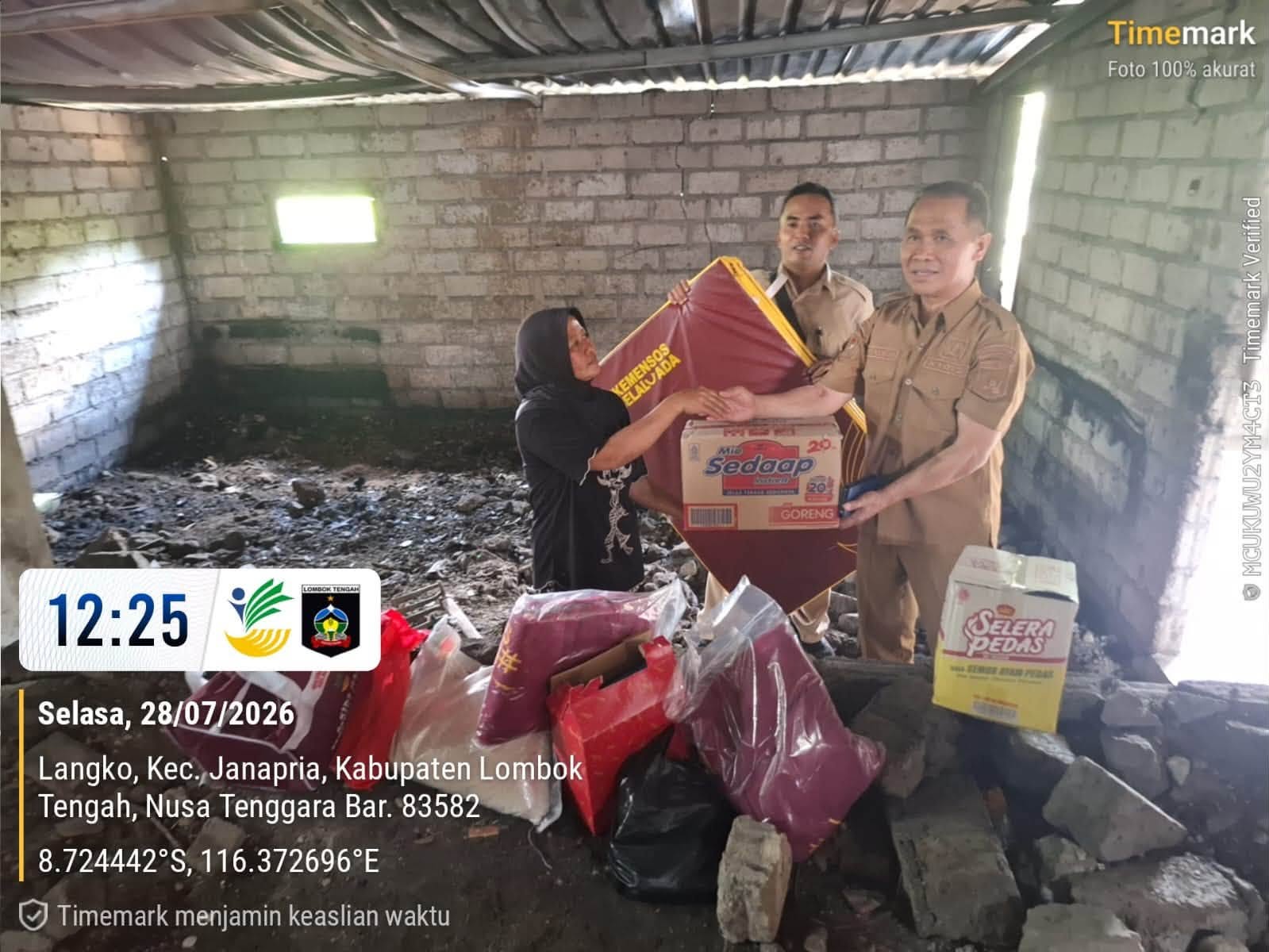 Dinas Sosial Kabupaten Lombok Tengah Salurkan Bantuan, Ringankan Beban Korban Kebakaran di Janapria