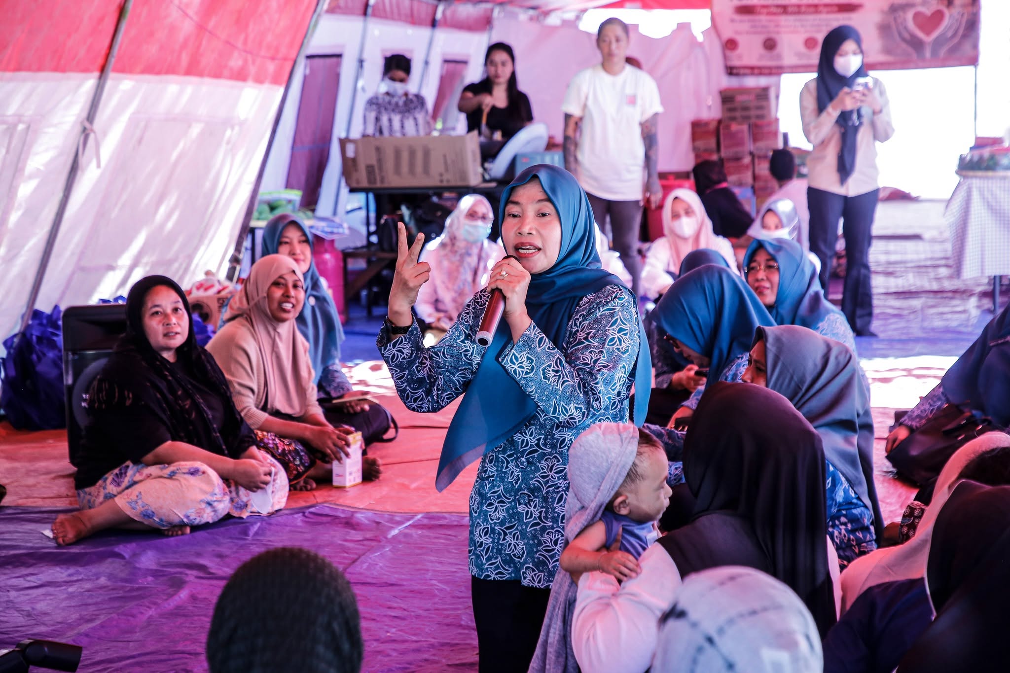 TP PKK Provinsi NTB dan Chili Community House Berbagi Penguatan Parenting bagi Ibu dan Anak Korban Kebakaran Dusun Sade .
