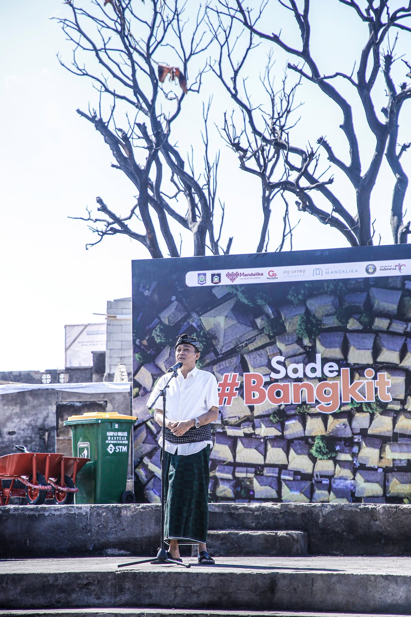 Gubernur NTB Dr. H. Lalu Muhamad Iqbal, S.IP., M.Si dan Bupati Lombok Tengah H. L. Pathul Bahri, S.IP., M.AP. menghadiri acara Nyemulaq yang bukan hanya ritual adat, tetapi menjadi momentum awal pemulihan Kampung Adat Sade.